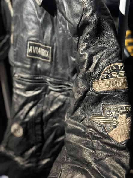 قمصله جلد طبيعي اصليه مال طيارين 
قياس M 
تم الحجز 
***********
