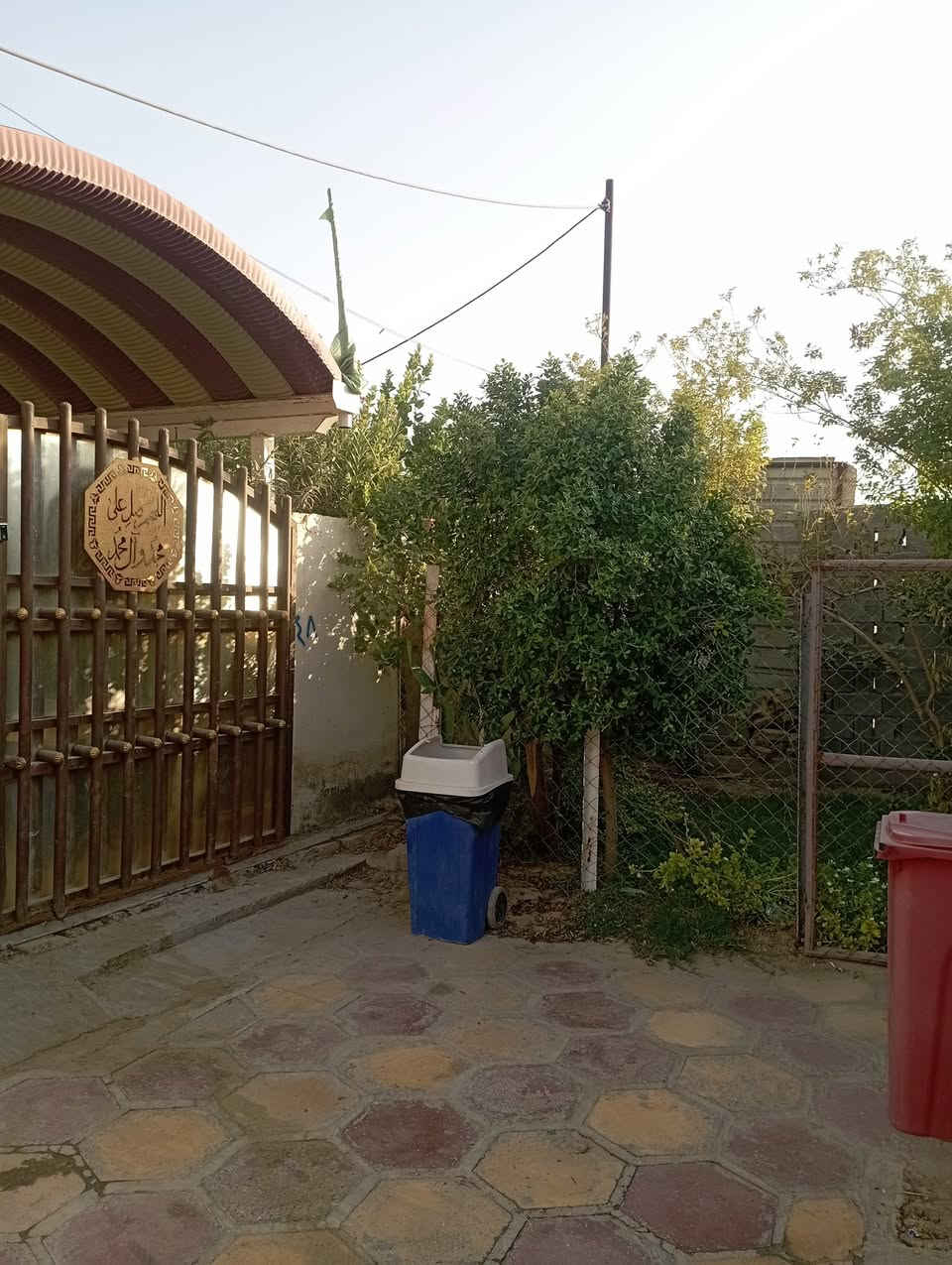 للبيع المستعجل بيت حديث مساحه 250 متر بناء طابوك طابقين 5 غرف 3 فوك و2 جوه الفوك بس غرفه كامله أما ثنين بعدهن غوزهن لبخ وكاعيه طابو زراعي سند 25 حله سيف سعد ورديه خلف معمل بلوك ابو كيره يبعد عن الشارع العام 70 متر مع حديقه جميله السعر 138 من الاخير اتصال ***********
