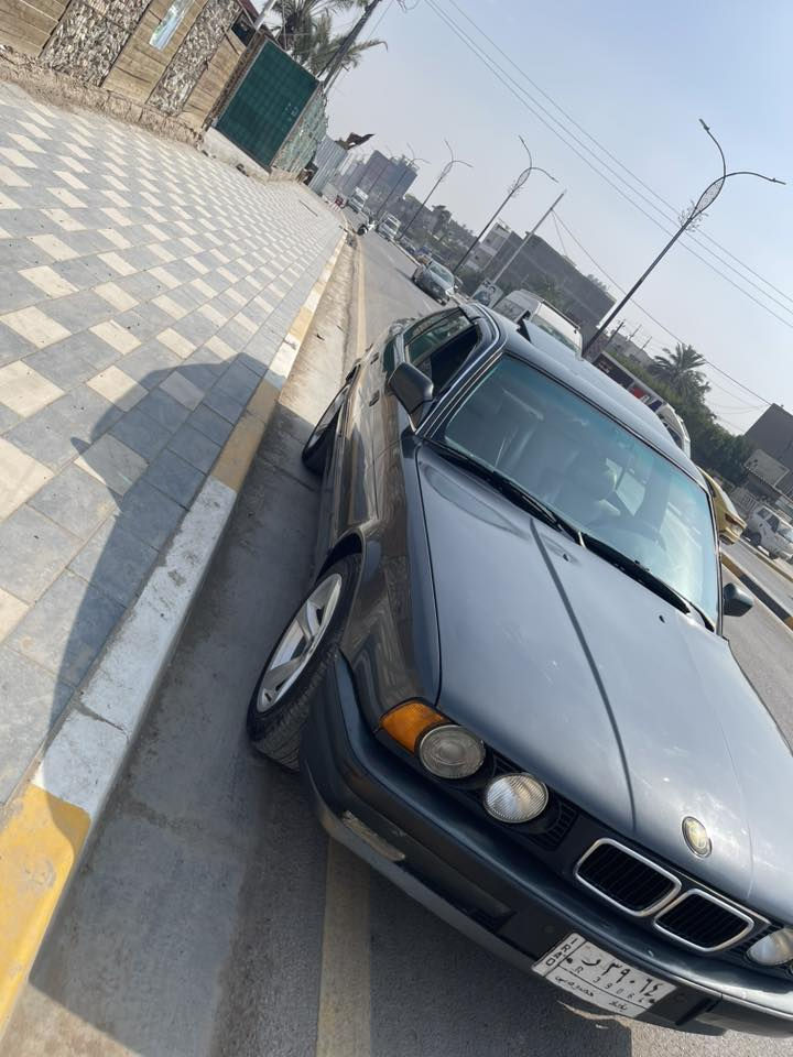 بي ام 520 مسكر عدل 1990 كير عادي 
سيارة حلوه ومرتبه جام كهرباء سلايد شغال طكتين تبريد عاطل بسمي رقم بغداد شرط تحويل ثاني يوم السعر 50 وبي مجال بسيط للبيع فقط 
***********
