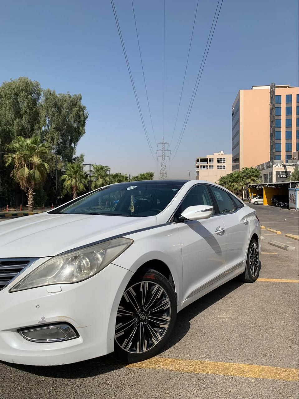 السلام عليكوم
هيوندا ازيرا موديل ٢٠١٢ فول قپات مواصفات پانوراما كوشن جلدو خه زن و كوشن هيته ره سپورتى و ويلو گيچ زينو لايت ليد و زينو و گه له ك مواصفاتيت دى ساره گه له ك يا پاقژه تنێ ئيك قتعه سبغه بێ داخلى و بێ ئايرباگ سنگو پشت كه پسن ساره يا جاهزه و بێ مه صره فه گێر و مه كينه شه رتن مه كينه ٤ پستنه ته بريد هيته ر شه رتن تحويل غرامه شه رتن. سارێ 800$ غرامه يێ لسه ر دێ ژبه ر سعرێ هێنه خار سعر ١١٥ ورقه و مه جاله ك يێ تێدا هه ى (رقم تلفون)—(***********) دهوك, العراق
