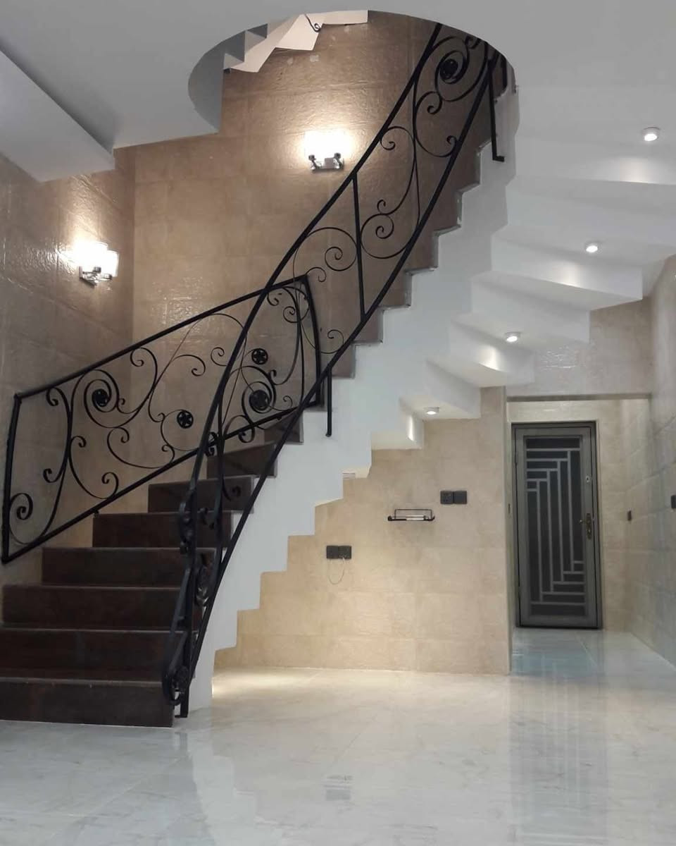 ⚜️ الابتكار لتجارة العقارات ⚜️ 
🏡 بيت للبيع
الموقع : الملايين خلف الكمرك 
المساحة : 260 متر
الواجهة : 13 *20 متر
نقطة دالة : قريب على جامع اهل القرأن  بلبدايه  بلضبط 
موقع جدا مميز  ركن 
عرض الشارع : ١٠ متر 
عدد الطوابق : ٢
 عدد غرف النوم : ٧ غرف 
الطابق الثاني ٥ غرف نوم مع مشتملات مع هول داخلي  مع حمامات داخل الغرفه (سويت)  الطابق الارضي غرفتين نوم مع صاله داخليه  ومطبخ كبير واستقبال وغرفه طعام وكيلدور حمام للضيوف وكراج وحديقه صغيره البيت متكون من 3ابواب خارجيه  منضومات سبالت تصريف سقوف جبس بورد  منضومه دكتات   ارضيه بورسلين
📍 عنوان المكتب الموصل 
حي الحدباء / سايدين الشقق 
☎️ ***********
☎️ ***********

