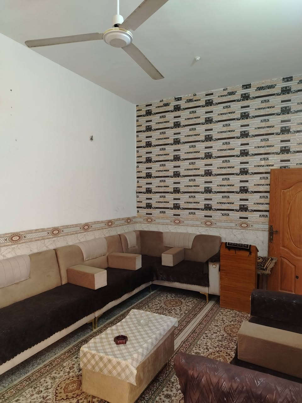 بيت ١٠٠م م مطلوب لل مصرف العقاري النداء منطقه ال ٥٥ مطلوب ٨٠ مليون القصد الشهري ٤٣٤الف بناء طابوق كونكريت فوك وجوه يحتوي علا غرفه نوم وصاله ومطبخ وستقبال وصحيات خارجيه وداخليه قريب شارع ٦٠  يباع تطلوعه مع المبلغ المدفوع لل مصرف ٥٠. ***********
