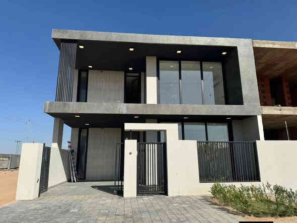 🌟 **فرصة لا تعوض في مشروع بحيرة الأمنيات!** 🌟
استثمر في أفخم مشروع سكني في كربلاء بمساحة 100 دونم، مع عدد وحدات سكنية محدود يبلغ 461 وحدة فقط!

🏡 **مميزات المشروع:**

- **مساحات متنوعة:** 200م²، 250م²، 300م² (فلل) و600م²، 700م² (قصور).

- **موقع استراتيجي:** كربلاء - شارع المجمع الحكومي.

- **خدمات بلا منافس:** 

  - ثاني أكبر بحيرة كريستالية في العراق.

  - أكثر من 55% مساحات خضراء ومناطق ترفيهية.

  - مول بارتفاع 6 طوابق.

  - مدرسة سيدرز البريطانية.

💰 **العروض:**

- **خصم 5% عند التسديد.**

- **خصم 20% عند الدفع كاش.**

**أسعار تبدأ من 350 مليون على مساحة 200م².**  

مدة تسديد 3 سنوات، مقسمة على 

15  دفعة كل 3 أشهر.

📞 للحجز والاستفسار، تواصل مع موظفة المبيعات زهراء محمد
***********

لا تفوت هذه الفرصة!
