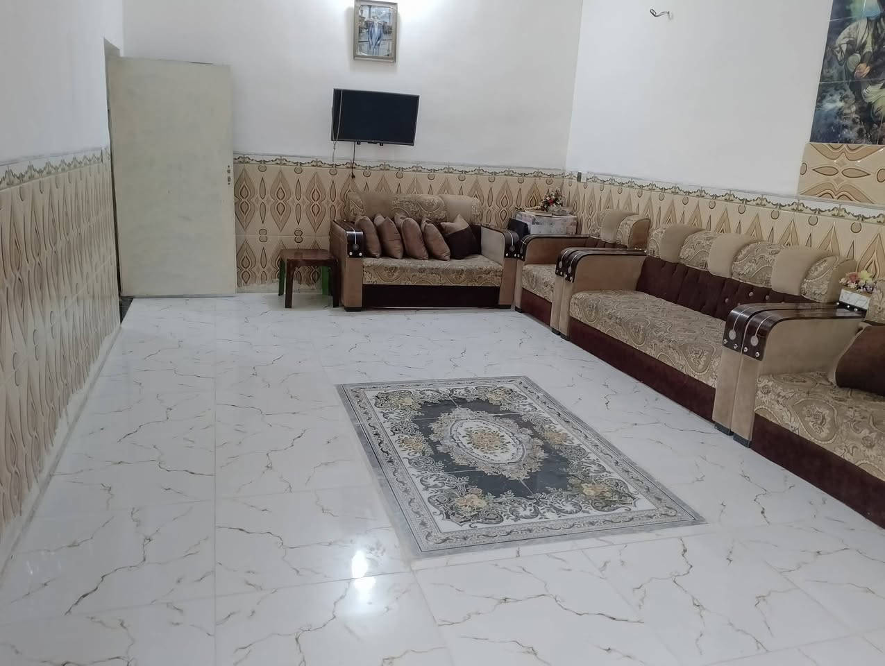 سلام عليكم بيت ركن عله شارعين تبليط المساحه 180 واقع حال 200 لقطعه مربعه غرفتين نوم 5×4 ستقبال 7×4 صاله 8×4 مطبخ 4×4
صحيات خارجيه داخليه العنوان شارع موسه المختار مقابل كراج جديد*********** ألعقار طابو صرف بناء 2021
