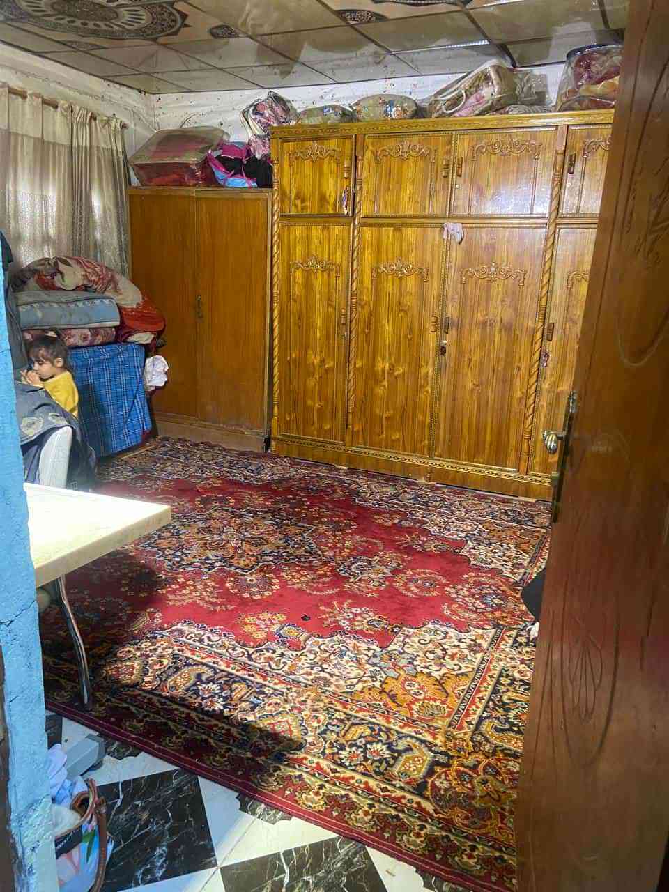 بيت البيع  نقد او عل مبادر  
بيت طابو  المساحه 210   طابقين الطابق الاول
. غرفتين وصاله ومطبخ وصحيات واستقبال طول 13متر وطارمة
 طابق الثاني غرفتين 
 نهاية شارع الوكفه 
 قريب عل محلات جدد  عل شارع العام ثاني فرع وهاذه رقمي 
***********
***********
