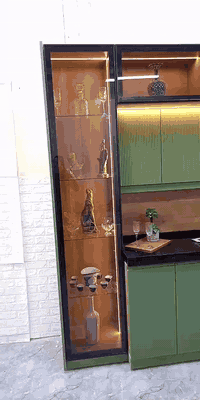 كاونتر داخل MDF وخارج HDF ابواب الملحق الطابق الثاني المنيوم مع انارة +كوارتز طبيعي لون اسود شغل تركي  درجة اولى وليس سوقي مامستعمل فقط جان مشدود بالمعرض يعني للعرض سعرة مليون و200 وبي مجال قليل كاونتر كامل ماناقص شي للتواصل : *********** واتساب او اتصال
