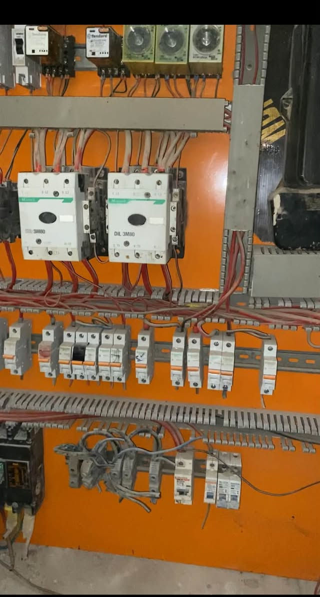 بنل حجم كبير متر في 80 سم كامل بس اتربطه بالكهرباء  غراضه كله اصليه رايده بمليون وبي مجال مكلفي اكثر 
مكاني بصرة
***********

