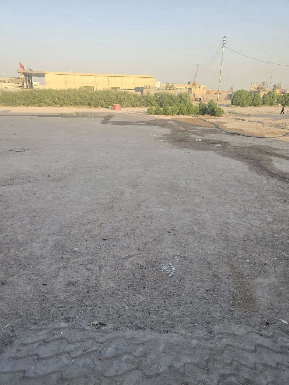 بيت زراعي للبيع خلف المدينه المائيه قرب حسينيه حجي باقر المرياني مساحة الرض ٦٥٠ متر مساحة البنيان ٢٠٠ متر يتكون من ثلاث غرف + صاله × ديوان× حمام داخلي× مطبخ البيت كله سيراميك سقف سندويج ٥٠ وبيه مجال ***********
