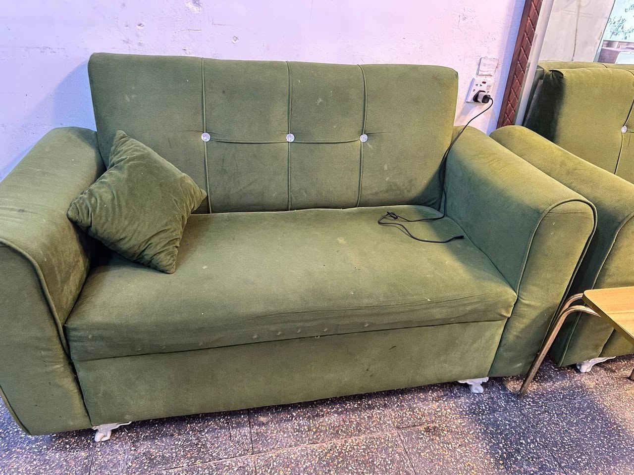 تخم مستخدم للبيع المكان القادسية خلف مستشفى اليرموك هوه قطعتين 5مقاعد
***********
