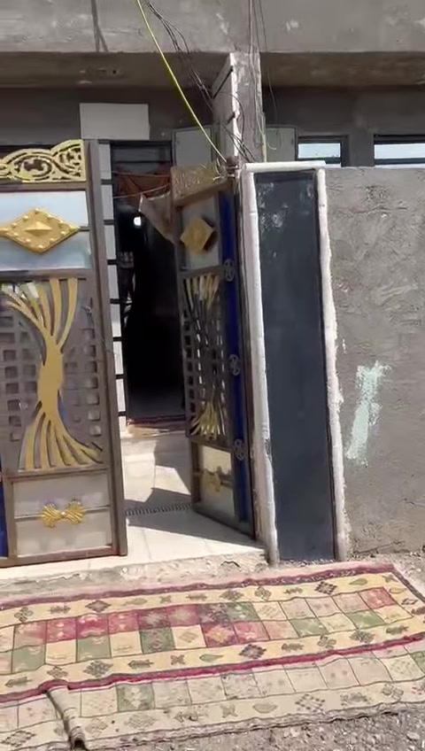 بيوت عدد٢ مساحة البيت الواحد  ١٠٠م بناء حديث طابوك ورفت سعرهن البيتين ١١٠مليون يعني سعر الواحد ٥٥مليون تريدهن اثنينهن ابيع تريد واحد ابيع حسب الطلب  الموقع بغداد جسر ديالى القديم العريفية خدمات كاملة الاتصال ***********و*********** يوجد وتساب
