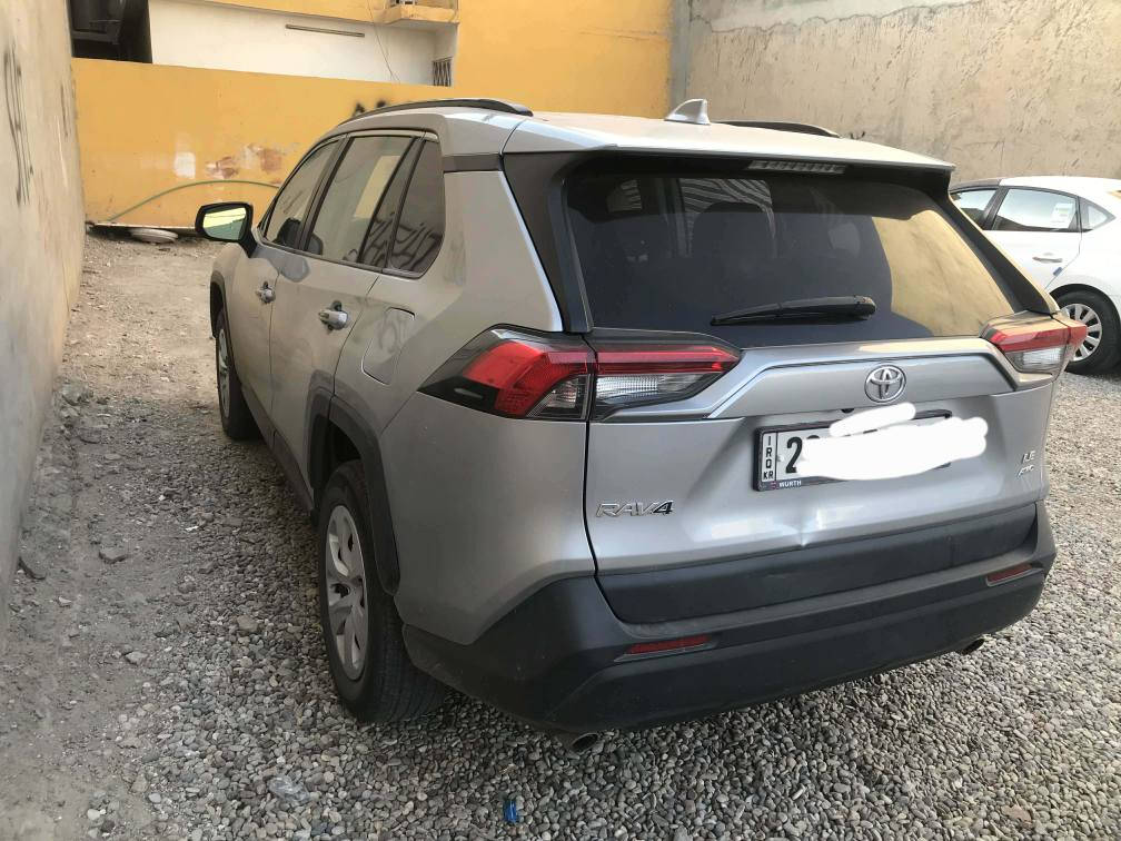تويوتا راف فور موديل ٢٠٢١ ماشية ٥٦ الف ميل 
مواصفات LE AWD.   
كشن جلد شغال ٦ مودات قيادة رادار 
محرك گير تبريد شرط 
سنوية ورقم جديد بيها بطاقة بانزين 
سنوية بسمنا سيارة جاهزة بدون نواقص 
بجم وخلف كبس ايرباكات كلها سليمة بيها تبديل باب خلف سايق بلاد نفس اللون مع صبغ باب سايق واشوية من الجاملغ خلف السايق كل الايرباكات سليمة سعر ٢٢٨ 
*********** كركوك, العراق
