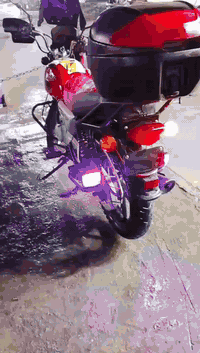 السلام عليكم 
دراجة بوكسر موديل 2020 
الدراجة ب اسمي ( الشركة متنازلة منهه ) داخلة هزة مرور ودافع رسوم بس ينفتح الترقيم ارقم اشد لوحات اوراقهه كامله عدي والمعاملة كاملة 

الدراجة جاهزة وكامله مابيهه نقص 
مكينه كير كلجات كلهه نضيفه 
مكاني بغداد الشعب 
سعرها مليون و100 وبيهه مجال حك الجية 
***********
