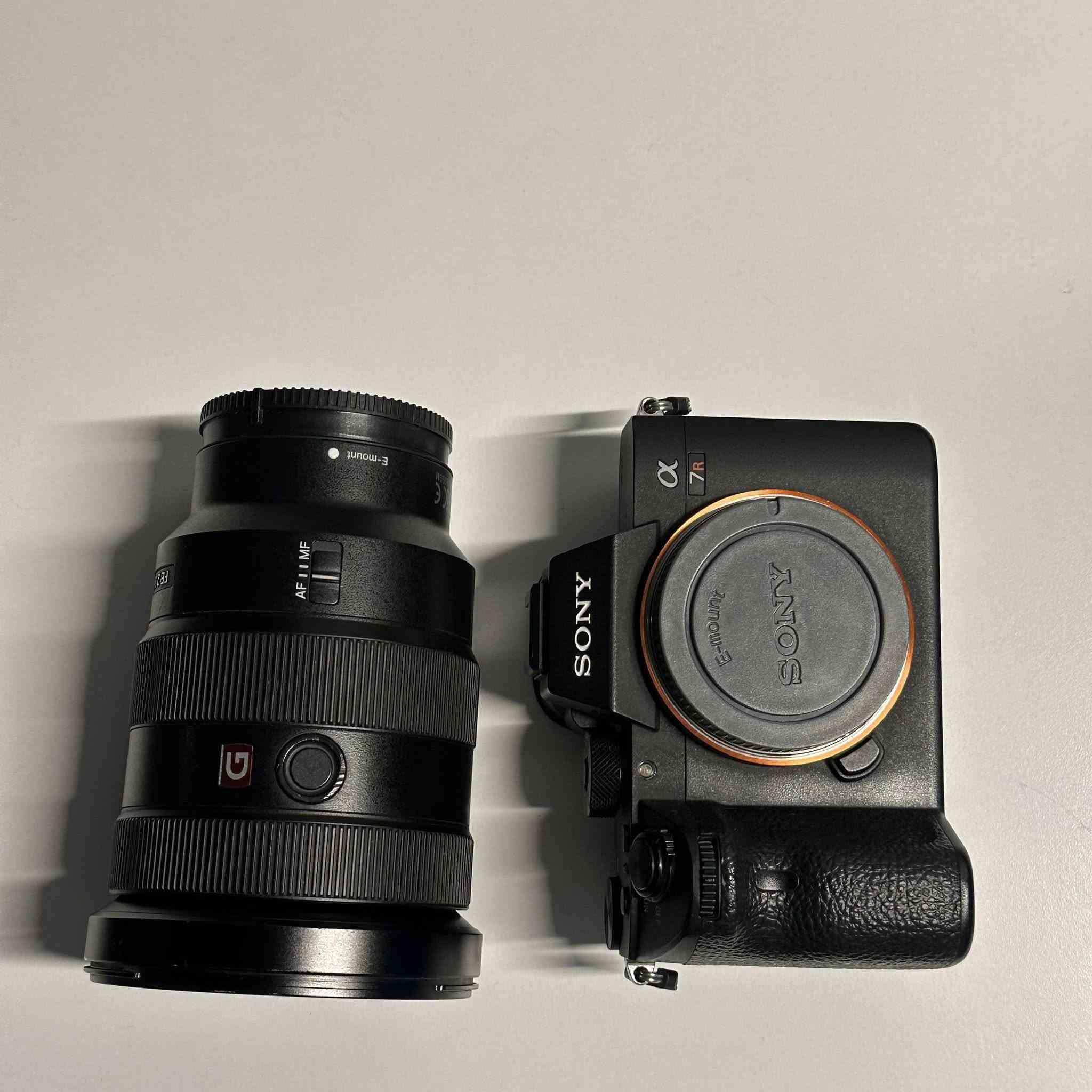 سلام عليكم 
كاميرا سوني a7r3 فول نضافه شترها 24k
العدسه16-35 جي ماستر f2.8  
الكامرا سعرها 1300$
والعدسه سعرها 950$
وبيهن مجال
***********مكاني بغداد
