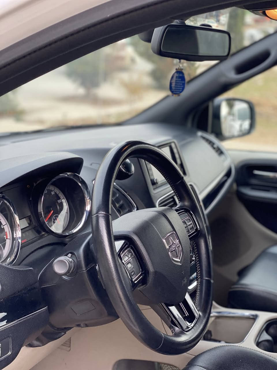 دوج كرفان موديل 2019
✅مواصفات SXT
✅بيبان كهرباء 
✅جنطة كهرباء 
✅داخل اسود +اصفر 
✅كشنات جلد 
✅تشغيل عن بعد 
✅شاشة 
✅كاميرة 
✅نضام ECO
نص جاملخ خلفي صبخ بدون دواخل بدون ايرباك حتة التكمة ما واصل 
السيارة  مثل الصورة  بدون نقص و جاهز و نضيف 
سنوية جديد لوحة جديد هزة جديدة 
حدادية تخم تاير جديدة 
گير محرك شرط ما مفتوح 
للاستفسار السعر 
مكان السيارة سليمانية 
***********
