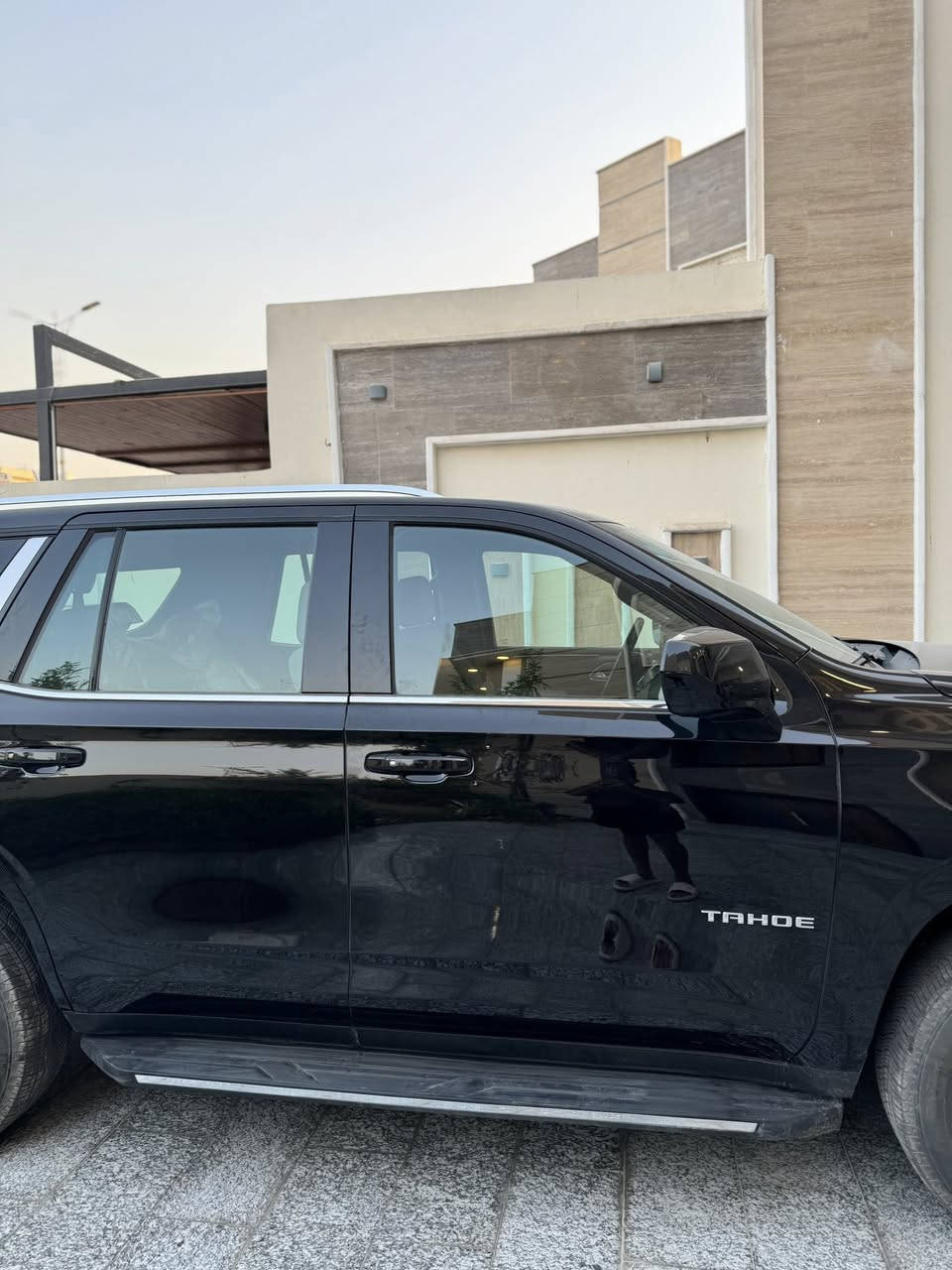 🚘 للبيع شيفروليه تاهو 2023 LS خليجي
🔹 الموديل: 2023
🔹 الفئة: LS
🔹 اللون: (اسود)
🔹 العداد: (29,000)
🔹 نوع الوقود: بنزين
🔹 المحرك: 5.3L V8
🔹 ناقل الحركة: أوتوماتيك 10 سرعات
🔹 نظام الدفع: (خلفي / دبل)

✨ المواصفات:
✔ شاشة معلومات وترفيه 8 إنج
✔ Apple CarPlay & Android Auto
✔ كاميرا خلفية + حساسات
✔ تحكم ستيرن + مثبت سرعة
✔ تشغيل بصمة (Keyless Start)
✔ نظام أمان متكامل (حساسات – تنبيه اصطدام – ثبات إلكتروني)
✔ تبريد وتدفئة
✔ جنوط ألمنيوم
✔ 3 صفوف مقاعد (7 أو 8 ركاب)
✔ وسائد هوائية متعددة

🛠 السيارة (مكفولة كفالة عامة ماعدا شخوط قليله بالباب مثل ما موضح بالصورة وشخوط بالدعامية)

📍 الموقع: (البصرة)
💰 السعر: (470 وبيها مجال قليل للشراي)
📞 للاستفسار:(  +964 781 500 7801)


**إذا كنت صاحب هذا الإعلان وتريد حذفه لأي سبب، رجاءا أرسل رسالة إلى الدعم الفني**