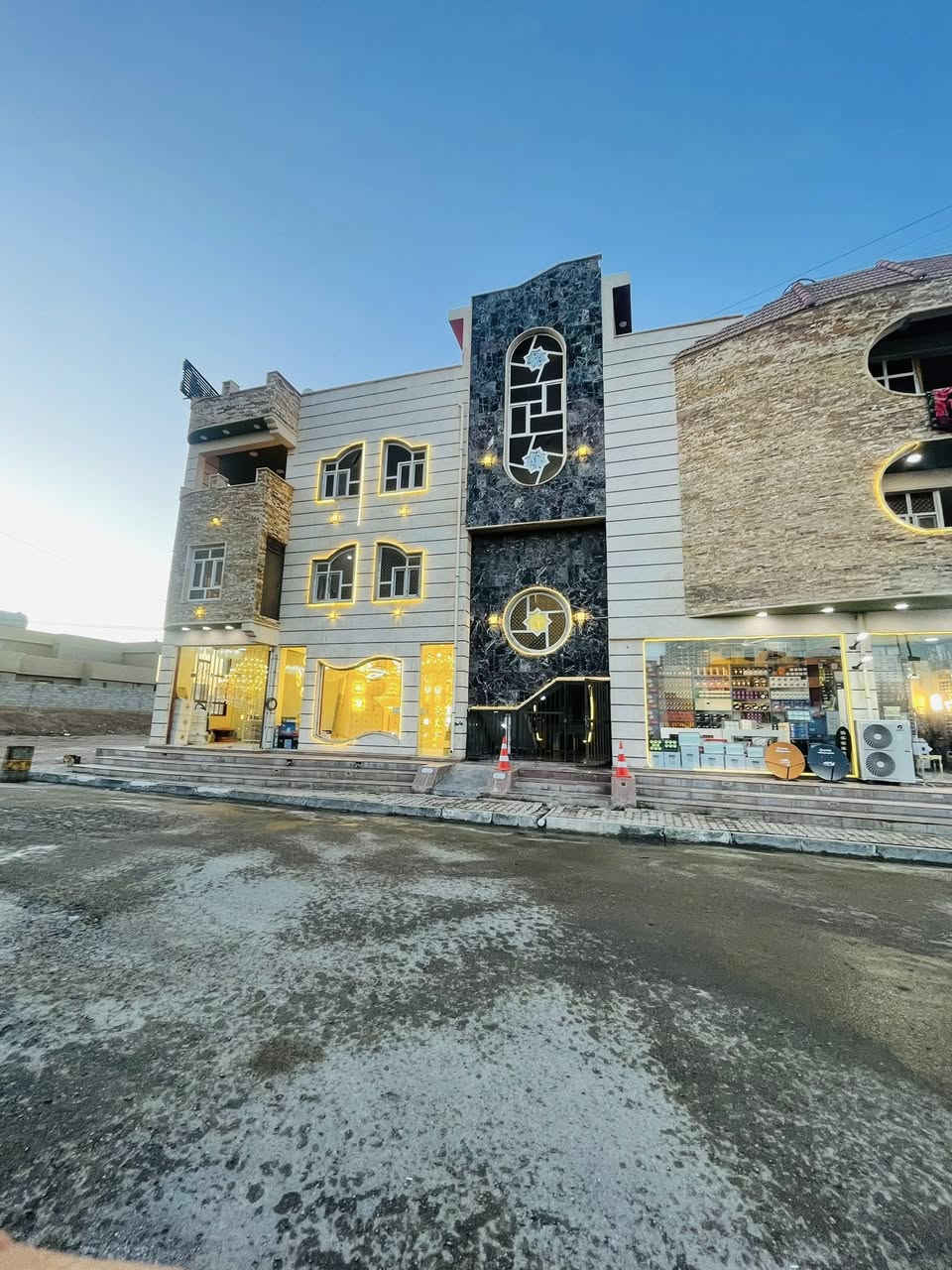 إعلان..📢🆕

عماره سكنيه للعوائل فقط 

شقق  للأيجار في الخالدية 

بناء حديث درجة أولى💯

كل شقه تحتوي على غرفتين وصاله واستقبال ومطبخ وملحقات 

مساحه -145 متر للشقه الواحده 🔛

بأسعار مناسبه 💰💲

الخالديه - حي القدس  📍

للأستفسار 

***********📱
