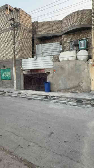 دار للبيع المساحه 200 م 
يعتوي على 4 غرف نوم 
طابق الارضي استقبال  وصاله وغرفه نوم ومطبخ حار ومطبخ بارد 
الطابق الأول 3 غرف نوم وصاله كبيره وحمام  مشترك كما موضح 
 بل صور
عنوان الدار الاورفلي شارع السمجه مجاور غازي المضمد 
موقع الدار اول بيت بل شارع لايوجد جار مقابل الدار  ومجاور الخدمي ويبعد عن الشارع العام 100 متر 
كما موضح بلصور 
التواصل والسعر 
***********
