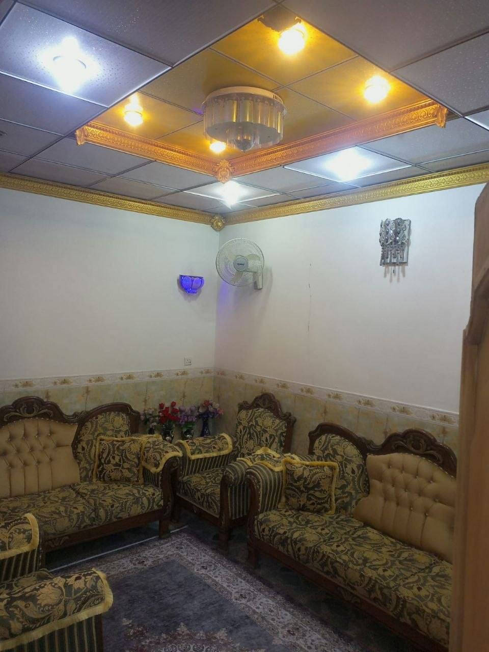 على بركة الله يوجد لدينا دار للبيع 🌹
مساحة البيت 100 متر يصير ركن 
طابقين 10 في 10 
الطابق الاول غرف استقبال صالة صحيات 
الطابق الثاني غرفتين وصحيات وغرفة بالسطح 
السعر 210 مليون وبي مجال 
العنوان/النجف حي القدس شارع 20
✅للاستفسار تواصل معنا خاص


**إذا كنت صاحب هذا الإعلان وتريد حذفه لأي سبب، رجاءا أرسل رسالة إلى الدعم الفني**
