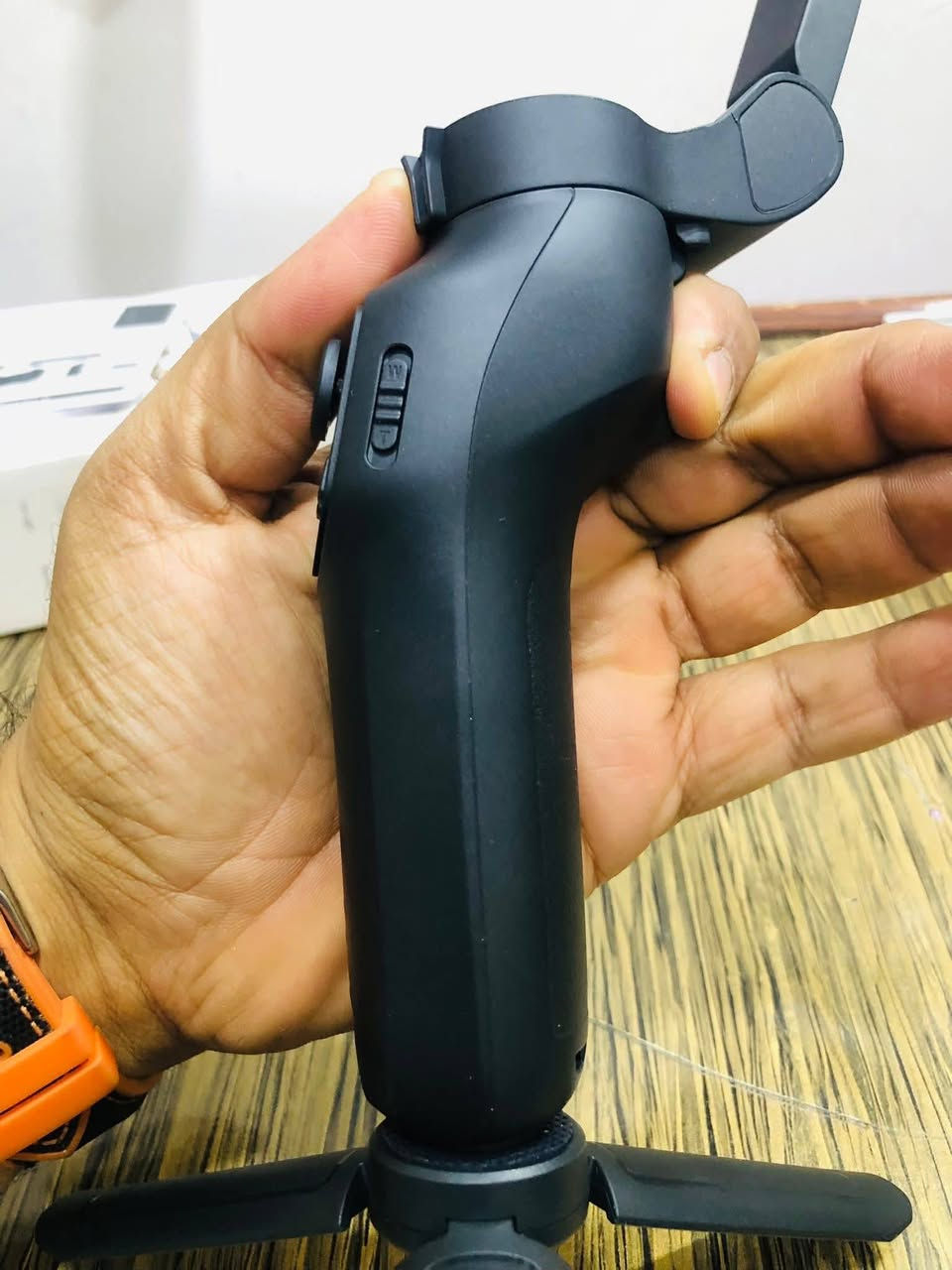 هذا الجهاز هو مانع اهتزاز (Gimbal) للهواتف الذكية من نوع Comitok L7C Pro، ويتميز بخاصية التتبع بالذكاء الاصطناعي (AI Tracking)
أهم مميزات الجهاز:
ثبات بـ 3 محاور: يضمن لك تصوير فيديو ناعم جداً وبدون اهتزازات مزعجة.
تتبع الذكاء الاصطناعي: يلحق الوجه أو الجسم تلقائياً أثناء الحركة، وهذا مفيد جداً إذا كنت تصور نفسك "فلوق" (Vlog).
عجلة تحكم جانبية: تسمح لك بالتحكم في الزووم (Zoom) أو التركيز (Focus) يدوياً.
تصميم قابل للطي: سهل الحمل في الحقيبة ومناسب للسفر.
البصرة/المعقل
السعر 120
***********
