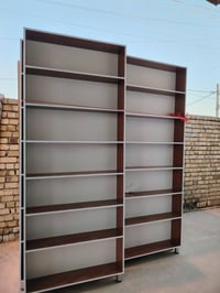 فاترينات للبيع عدد 2 كلش نضيفات بس وحده بيهه ملاحظه بسيطه ارتفاع  متري...