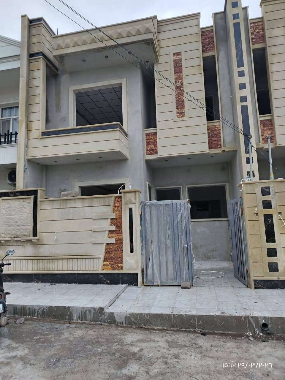 #عروض_مكتب_عـطـاء_الموصل
داران للبيع 

حي السماح الثانية الا أستاذه 

المساحة لكل دار 154م واجهة 7٫5م

غرفتين نوم وصاله ومطبخ وصحيات وبيتونه 

طابق الثاني 3 غرف نوم وصاله وصحيات 

بناء حديث وتسليم الدار فوري 

خدمات كامله  ماء/// كهرباء/// تبليط 

سند طابو الزهور

للاستفسار مراجعة مكتب عطاء الموصل 

***********

***********

***********
