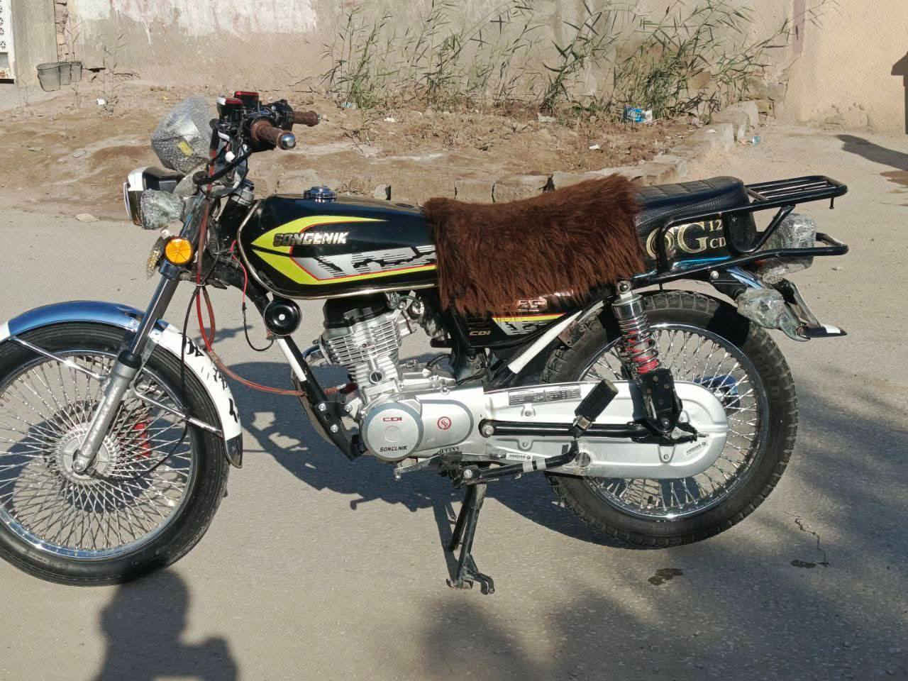 سلام عليكم 
تايكر سولنك للبيع 
TIGER SONLINK  
دراجه موديل 2025 
تايكر سونك الاصلي باب اول ختم ونجوم بعدها على وضع الشركه
صار 6 اسابيع من طالعه من الوكيل 
اوراق كامله 
دراجه كامله مكمله
كهربائيات كلشي شغال 
محرك مكفول ما مفتوح 
دراجه خير من الله شلعه ومعدل ✈️✈️
كلشي ما ناقصه دراجه مال جناي 

مواصفات:
- بصمه وسويج
- بريك امامي دسك عنبار زيتي 
- وكلج عنبار زيتي 
- تشغيل عن بعد
- حساس سرقه
- تشغيل بصمه سويج
- MB3 بلادي
- شاحن YSB خارجي
- دشبول الكتروني 
- دشبول شغال
- كهربائيات شغاله
- لايت عدسه عالي + ناصي + سكن لد 
- بك لايت لد شكل الحديث 
- اشاير أيضاً لد شكل الحديث 
الدراجه كاملة على اخر حبايه 
سعر 725 وبيه مجال 
مكاني بابل محاويل 
رقمي ***********
واي استفسار تفضل اتصل وميكون خاطرك اله طيب 🤝
