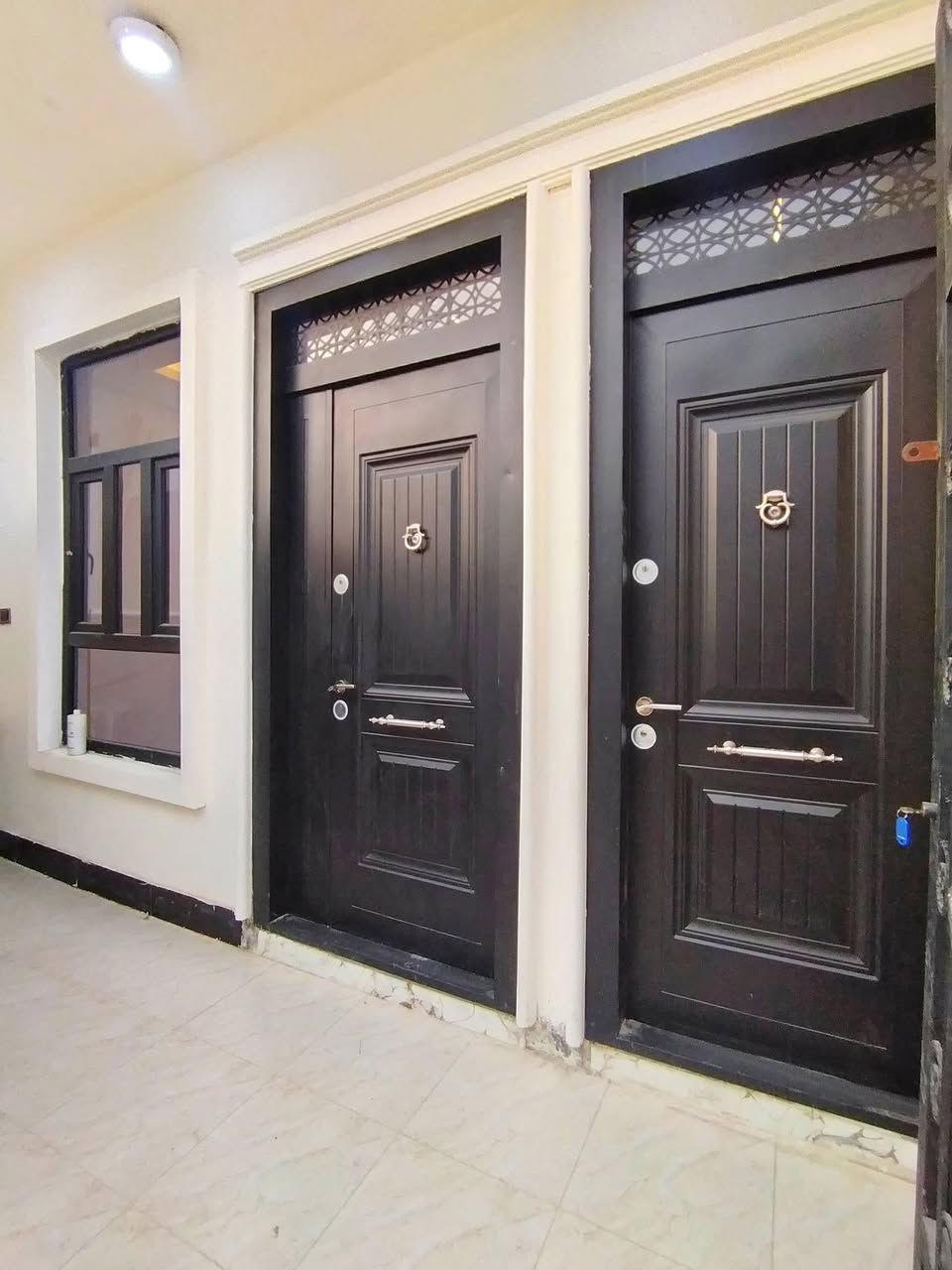 🏡 دار للبيع – جاهز للسكن
📍 الموقع: بعقوبة – تقاطع القدس – دور الزراعة الثانية.
🔹 المساحة: 100 م²
🔹 الواجهة: 5 م
🔹 النزال: 20 م
🔹 طابق واحد
مواصفات الدار:
استقبال وغرفة معيشة . صالة مع مطبخ.
غرفة نوم . منور . دورة مياه داخلية وخارجية.
بيتونة كبيرة سكاي لايت .
التشطيبات والديكورات:
واجهة فوم تركي حديثة . أبواب قاصة ثقيل عالية الجودة . سقوف مغربي مع إنارة بروفايل عصرية . تغليف الجدران ببديل الرخام والحجر الديكور . أرضيات بورسلين درجة أولى.
تنفيذ متقن ومواد ذات جودة عالية.
الدار جاهز للسكن مباشرة.
الخدمات المتوفرة: 
✅ ماء ✅ مجاري ✅ تبليط ✅ كهرباء
✅ إنارة شارع
📄 نوع العقار: طابو زراعي – سند 25.
📞 للاستفسار ومعرفة السعر والتفاصيل أكثر، يرجى الاتصال على الأرقام التالية أو مراسلتنا على الخاص.
✨ فرصة مميزة للراغبين بالسكن في منطقة هادئة ومخدومة بالكامل.
وسام اللهيبي ***********
ياسر فارس حسين ***********
مكتب الجزيرة لبيع وشراء الأراضي والدور السكنية

