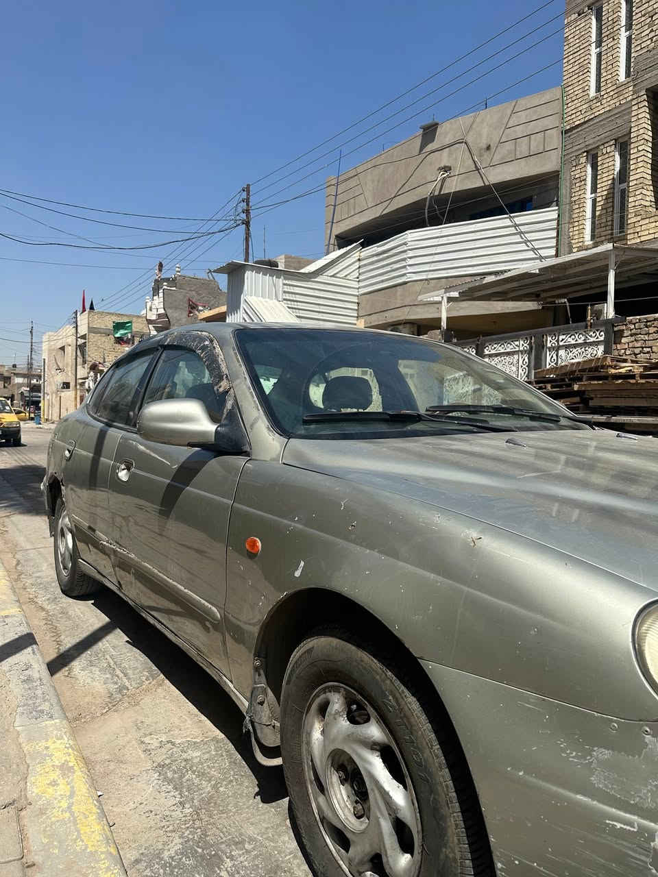 السلام عليكم 
سياره دايو لكنزه للبيع موديل 2000 سياره مكينه وكير كفاله منضومه تبريد جديده شادها سياره مناقصهه شي كهربائيات كلهه شغاله فقط كشرها تعبان مصفره غرامات سعر 30 وبيهه مجال قليل رقمي *********** عنوان بغداد
