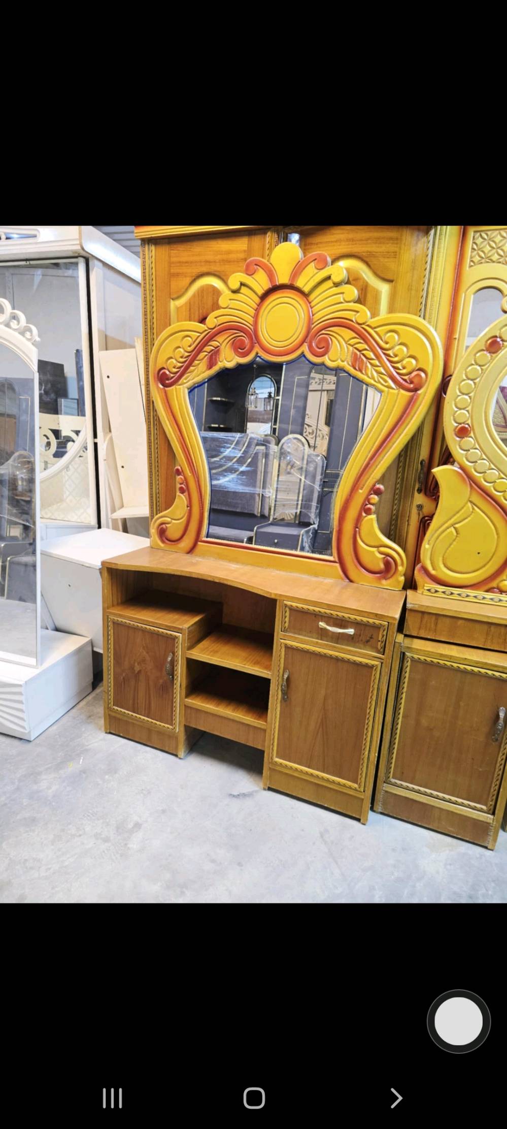 غرفة نوم فاخرة بتصميم كلاسيكي فخم، مزينة بنقوش مذهلة وتفاصيل مميزة. تتميز بألوان جذابة مع لمسات لمّاعة تبرز جمالها. تتضمن خزانة كبيرة ورفوف متعددة لحفظ الأغراض، مما يجعلها مثالية لإضفاء لمسة راقية على غرفة نومك.