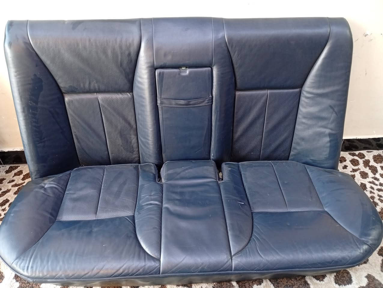 السلام عليكم تحيه طيبه للجميع 🫡
غرفة مرسيدس ام عيون جلد نيلي كراسي كهرباء للبيع
 السعر ٥٠٠ دولار العنوان بغداد الكرخ  ***********
