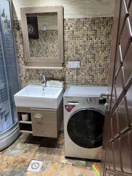 شقة ارضية ديلوكس في اليرموك محلة ١٦ ٦ موثثة للايجار تحتوي  على غرفة نوم و مطبخ و صالة و حمام مجهز بالسبالت و اثاث المطبخ و غسالة فول اوتوماتيك و كابينة شور و طباخ 
نظام انارة ثلاثي التحكم 
نظام الماء بوستر و الغاز دفن
كامرات مراقبة للامان و ديكورات و طرمة امامية كبيرة و منور خلفي  
للاستفسار *********** واتس اب مباشرة من المالك بدون دلالية
