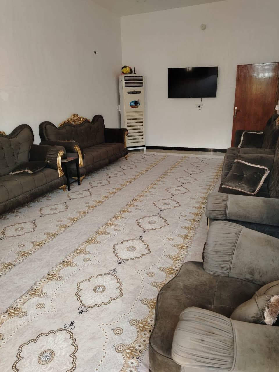 السلام عليكم
دار للبيع محافظه واسط قضاء الصويره 
حي الاسرى زراعي سند 25 شارع حسينيه ام الحسن مساحه300م واجه15نزال 20 غرف نوم عدد 2 بناء حديث طابوك رابع بيت قريب ع الشارع التبليط للأستفسار اكثر خاص او الاتصال***********
***********
