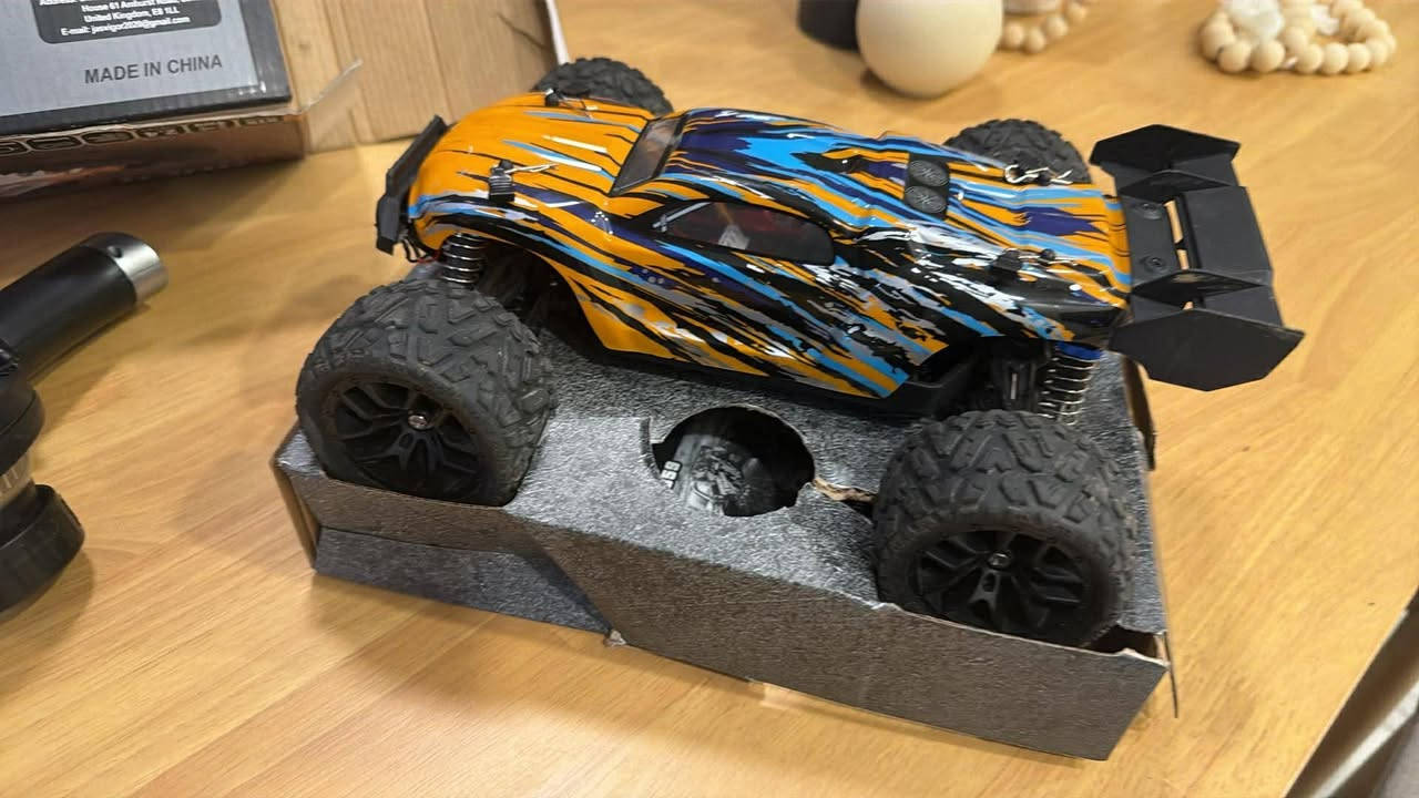 قياس 1:18 برشد سرعة 40 كيلو 
السيارة استخدام قليل جداً بيها فطر بالبدي صغير فقط
 خلي سعر وبالعافية
توصيل موجود


**إذا كنت صاحب هذا الإعلان وتريد حذفه لأي سبب، رجاءا أرسل رسالة إلى الدعم الفني**