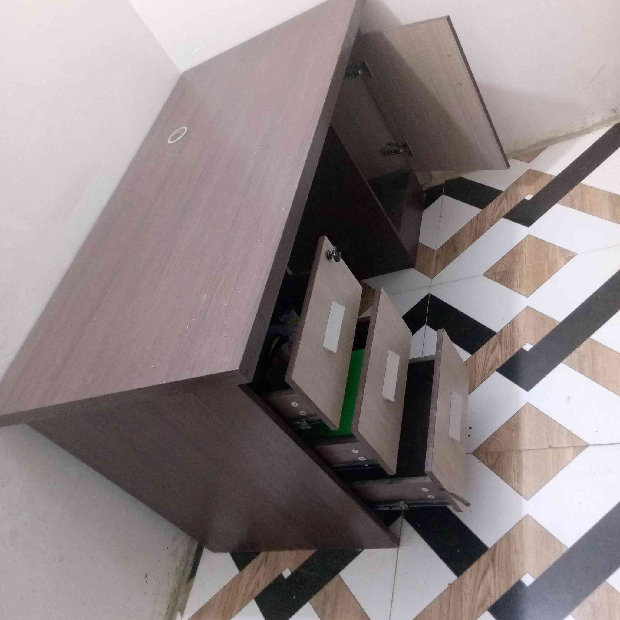 سلام عليكم ميز مكتبي سوكي مو تسكام +كرسي متحرك 360درجه مع طبله زغيره  نضيفات ما بيهن اي شي مستخدمات شي قليل خاص ما متواجد الرقم ***********
