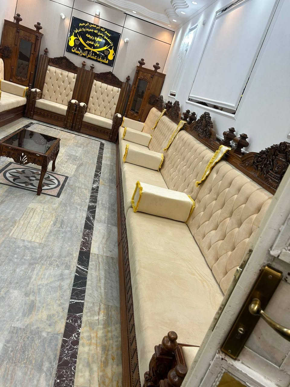 معمل نجارة الايهم 
⚜️ديوان حديث بأسلوب معاصر ومميز⚜️
تم تسليم طلب احد الزبائن في الحبيبية الى الاخ حسن 
 شايف كل الخير 
***********

حسب طلب الزبون والمساحه المطلوبه🔨✂️
كادر محترف في التصميم والتنفيذ 👌
يوجد كادر متخصص لأخذ القياسات 📝

مصنوع من ارقى الاخشاب الطبيعيه👍
من خشب الچام الروسي المجفف🌞
والسنديان الامريكي 👌
والزان المصري ⚒️
خامات واقمشه مستورده جيدا جداً🛋

قماش خاصيه waterproofing

امكانيه تغيير لون الخشب والاقمشه حسب رغبه الزبون

العنوان - بغداد بسماية الشارع العام مقابيل مستشفى الجامعة اللبناني

للاستفسار يرجى مراسلتنا على بريد الصفحه📩
خدمة اخذ القياس مجانآ
خدمة النقل والشد مجانآ 🚚
او الاتصال📞
***********
***********📲
