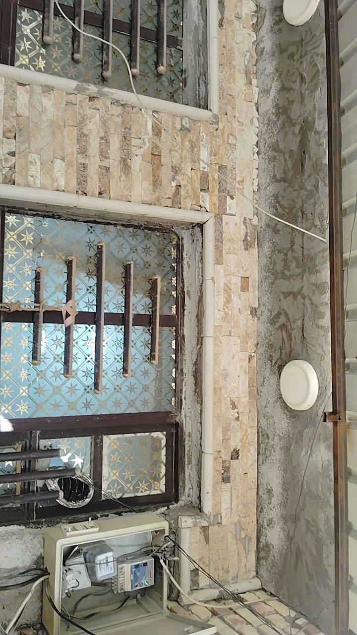 السلام عليكم بيت 100متر للبيع 
يتكون من طابقين 
صيحات خارجية+داخليه
مطبخ 
صاله مفتوحه ع كلدور
غرفه نوم عدد2
سطح ناصي وسطح عالي
للستفسار
***********
