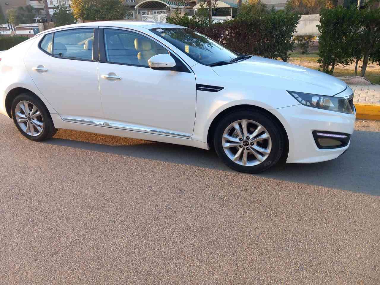 السلام عليكم
اوبتما وارد خليجي 
موديل 2013 رقم بغداد 
المواصفات

محرك 2000 لد امامي خلفي + حساس خلفي داخل صاج تبريد قطعتين لمس 
يدات نيكل داخل وخارج شفتات ستيرن تحكمات جهتين ويل 17 السياره كفاله عامه عده  جاملغ خلفي صبغ بدون دواخل والباقي كفاله السياره جاهزه من كلشي 
السعر ب123وبيه مجال بسيط
العنوان واسط نعمانيه 
موبايل ***********
***********
