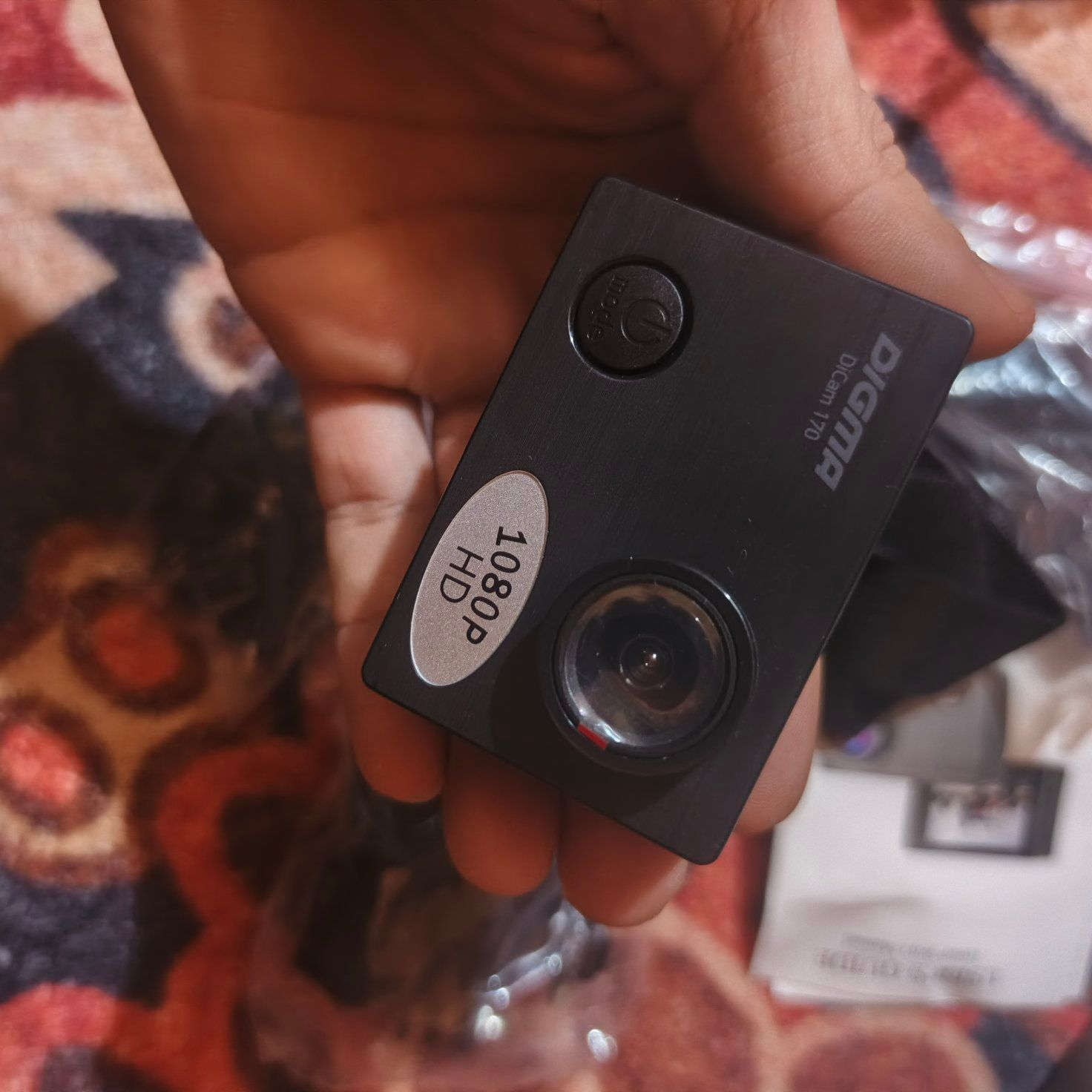 هذه علبة كاميرا حركة رياضية (Action Camera) تأتي مع إمكانية الاتصال بالواي فاي (Wi-Fi). 
الاستخدام: مصممة لالتقاط الفيديوهات والصور في الظروف القاسية والرياضات مثل التزلج، السباحة، والغوص.
المميزات: توفر خاصية الواي فاي لنقل البيانات أو التحكم بالكاميرا عن بعد.

Wallapop
 +3


**إذا كنت صاحب هذا الإعلان وتريد حذفه لأي سبب، رجاءا أرسل رسالة إلى الدعم الفني**