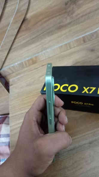 سلام عليكم اخوان
مبايل poco x7 pro. مواصفات👇

المعالج (البروسيسور) MediaTek Dimensity 8400-Ultra بتكنولوجيا 4 نانومتر (أداء قوي وممتاز).
الشاشة AMOLED بحجم 6.67 بوصة، دقة 1.5K (1220 \times 2712 بكسل)، ومعدل تحديث 120 هرتز.
الكاميرا الرئيسية مزدوجة: 50 ميجابكسل (بفتحة عدسة كبيرة f/1.5) مع تثبيت بصري للصورة (OIS)، وعدسة 8 ميجابكسل للتصوير الواسع جداً.
الكاميرا الأمامية 20 ميجابكسل (واسعة).
البطارية والشحن سعة 6000 مللي أمبير (الإصدار العالمي) مع دعم الشحن الفائق بقوة 90 واط (شحن كامل في حوالي 42 دقيقة). (توجد إصدارات إقليمية بسعات أكبر).
الذاكرة والتخزين خيارات. 16+ 16 جيجابايت من ذاكرة الوصول العشوائي (RAM) من نوع LPDDR5X، وسعة التخزين  512 جيجابايت من نوع UFS 4.0.
مقاومة الماء والغبار تصنيف IP68 (مقاومة للغبار والماء حتى عمق 1.5 متر لمدة 30 دقيقة).
نظام التشغيل Android 15 مع واجهة HyperOS

الجوال صارلي شهر من اشتريتا والله العظيم.  جهاز كلش نضيف بعده بالباكيت مع كامل ملحقاته ويا شاحنته 90واط و الكارتونه مال جهاز كلشي موجود 
السعر 340 الف. بي مجال.. للتواصل هذا رقمي للواتساب. *********** 

 هذا هاتفي وانا اتشرف بجميع من يشاهد اترك رئيك بتعليق حلو يعكس اخلاقك يا عزيزي. كل الحب و التقدير لصاحب المجموعة و من فيها.❤🫶
