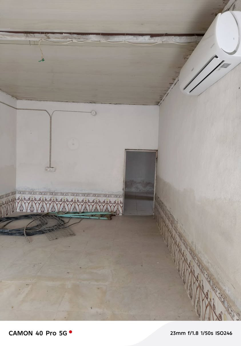 بيت للبيع مساحته ٣٥٠ نهاية الدور قريب من مدرسة الموده
هول وغرفه ومطبخ واستقال

حوش جبير  

البيت فارغ

***********
