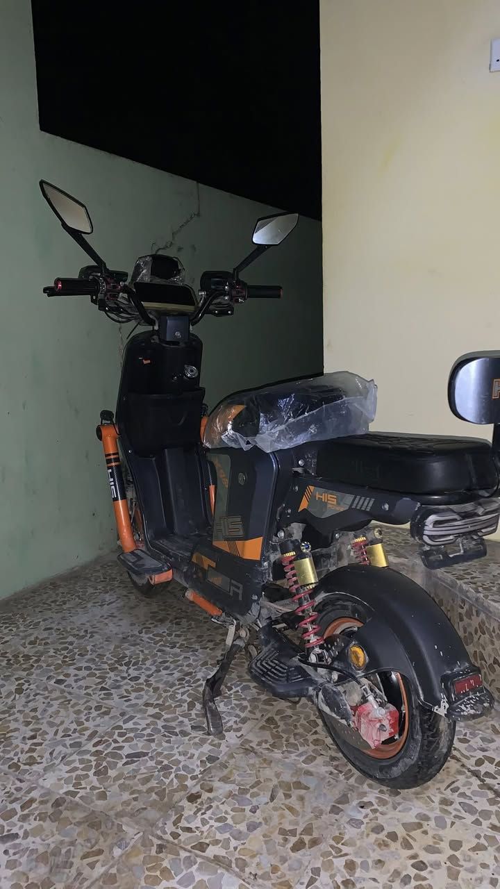 السلام عليكم 
اخوتي 
ماطور  شحن X900
عقل جوكر  72V
ملف 2000 حقيقي 
شركه HIS
اشاير عالي ناصي 
بريكات دسك امامي  خلفي 
بصمه تشغيل عن  بعد
مكاني الايمن 
سعر 450. وبي مجال  
***********
