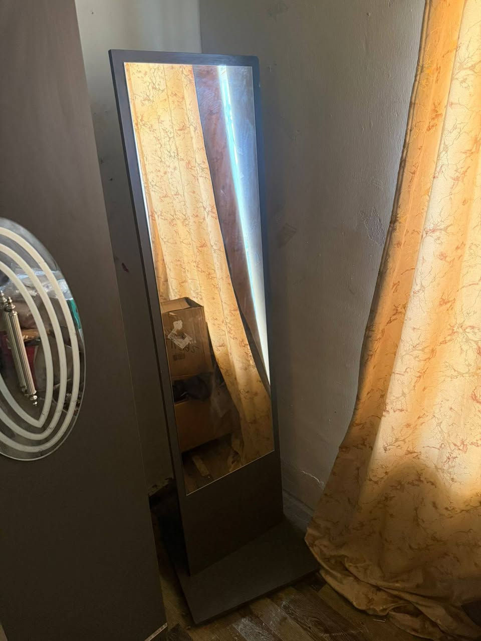 غرفة  نوم للبيع مكونة من ٧ قطع 
سرير 
كنتور 
مراية أفقي 
كوميدي مجرات  عددهم ٤ 
راسيات سرير عدد ٢ 
ميز تواليت


**إذا كنت صاحب هذا الإعلان وتريد حذفه لأي سبب، رجاءا أرسل رسالة إلى الدعم الفني**
