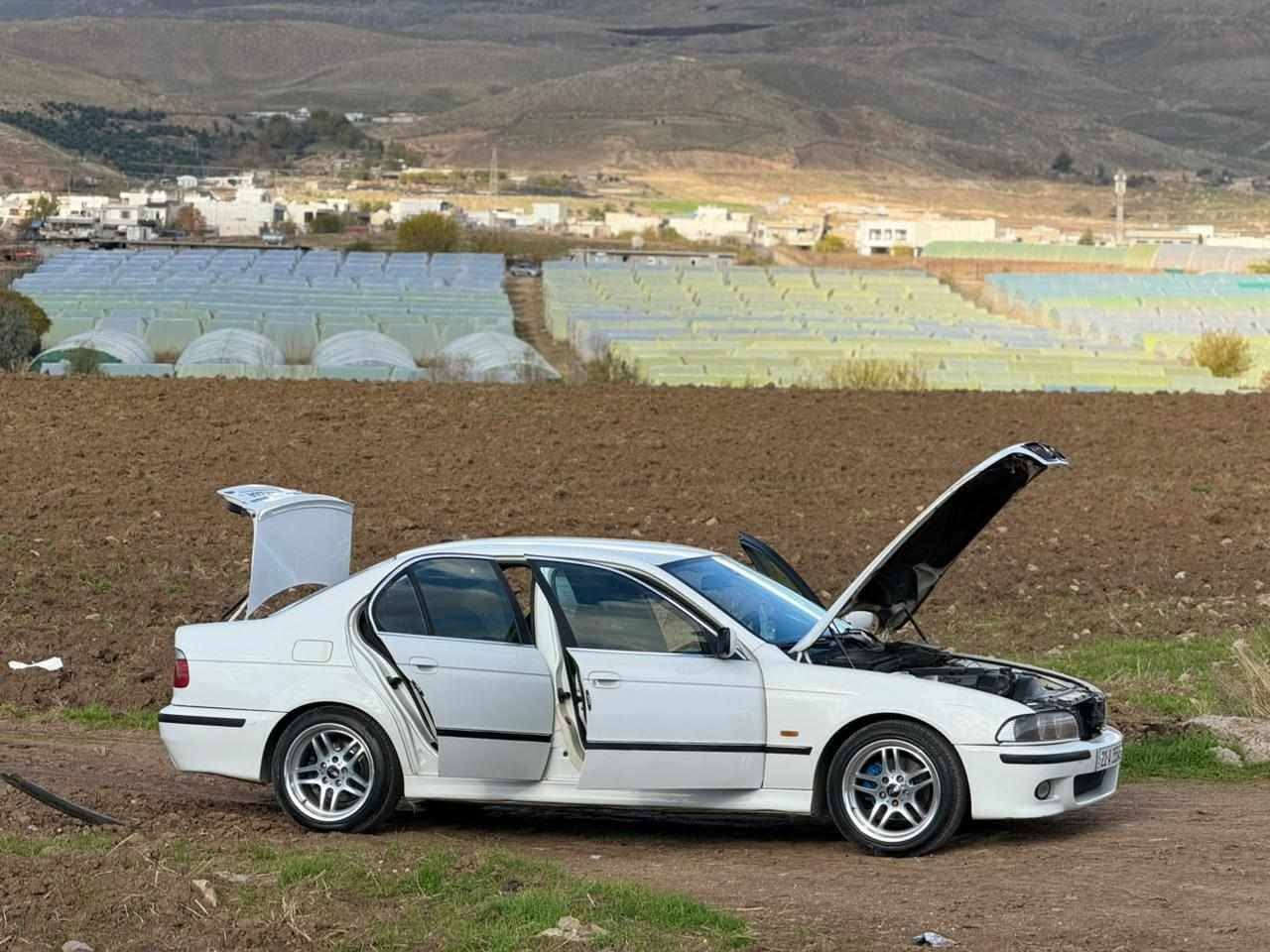 به ناوی خوا بیئێم e39مۆدێل 1997 مەکینە 525i مە کینەی تازە گۆڕاوە شتی سفر کردوەتە سەری  گیڕی بە شەرەت تەقەوو ڕەقە بەشەرت
تایەوو ویلی m دووسایز دەعامی دواوو پێش کراوە بە ئێم  ناوو داخیلی جڵد نیە پە ڕۆیە  تە بردی هیچ کیشەی نییە تەنیا ڤانی هەواکەی ئیش ناکات ئەوو پیشنی وەستام دوە کێشەی کارە بایی هه یە  
وەکوو بۆ یاغ بۆنیتوو چە مەلەغی سەکنوو نیوو دەرگای سەکەن  چاملغەکە ناووی گرتوە  باقی بیلی شەریکەیە 
سە یارەکە زۆر بە قوەتەوە بێ کیشەیە سە نەووی مانگی 12 یی 2025 بەسەر چووە  غەرامەوو هه موو شتی بەشەرت بە ناوو کردن بەشەرت  بەس سعرەکەی ماوە سعەرکەشی 85 مەجالیکی کەم  بۆ پەوەی ندی کردنیش ***********  وەتس ئاپیشی لە سەرە  هه موو شتکانم نووسیوە  لە خزمەتانم
