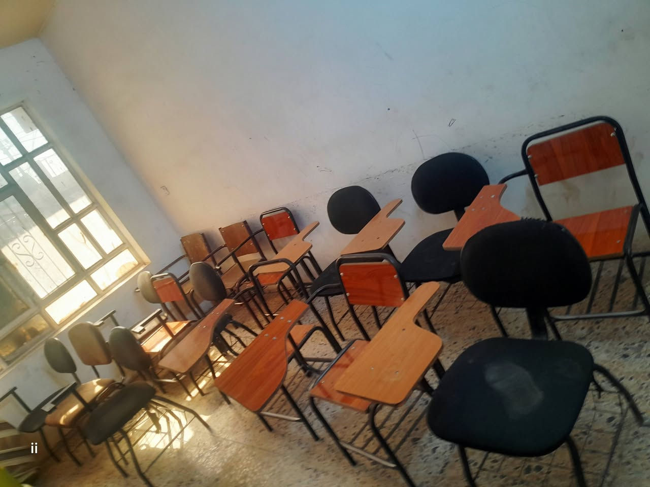 للبيع رحلات مع براد ماء مع مروحات عدد 4 مع سبورات عدد 3 مع كراسي عدد2 ***********
