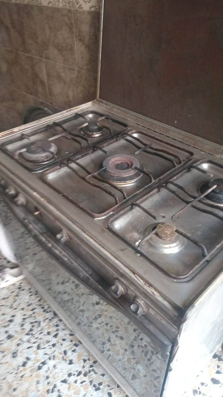 طباخ خمس عيون مصري ابوالفرن شغال ونضيف رايده ب١٠٠ الف الشعله وتساب ***********
