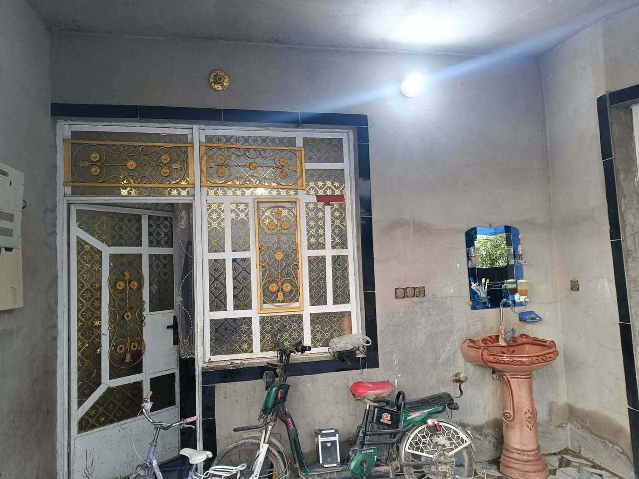 السلام عليكم بيت للبيع المساحة الكلية 400 متر غرفة استقبال صالة مطبخ نوع العقار زراعي المكان ديالى خان بني سعد قرية السيح خدمات كاملة ماء انارة كهرباء مولد سحب السعر 42 وبيه مجال بسيط اللاستفسار الاتصال على الارقام ***********
