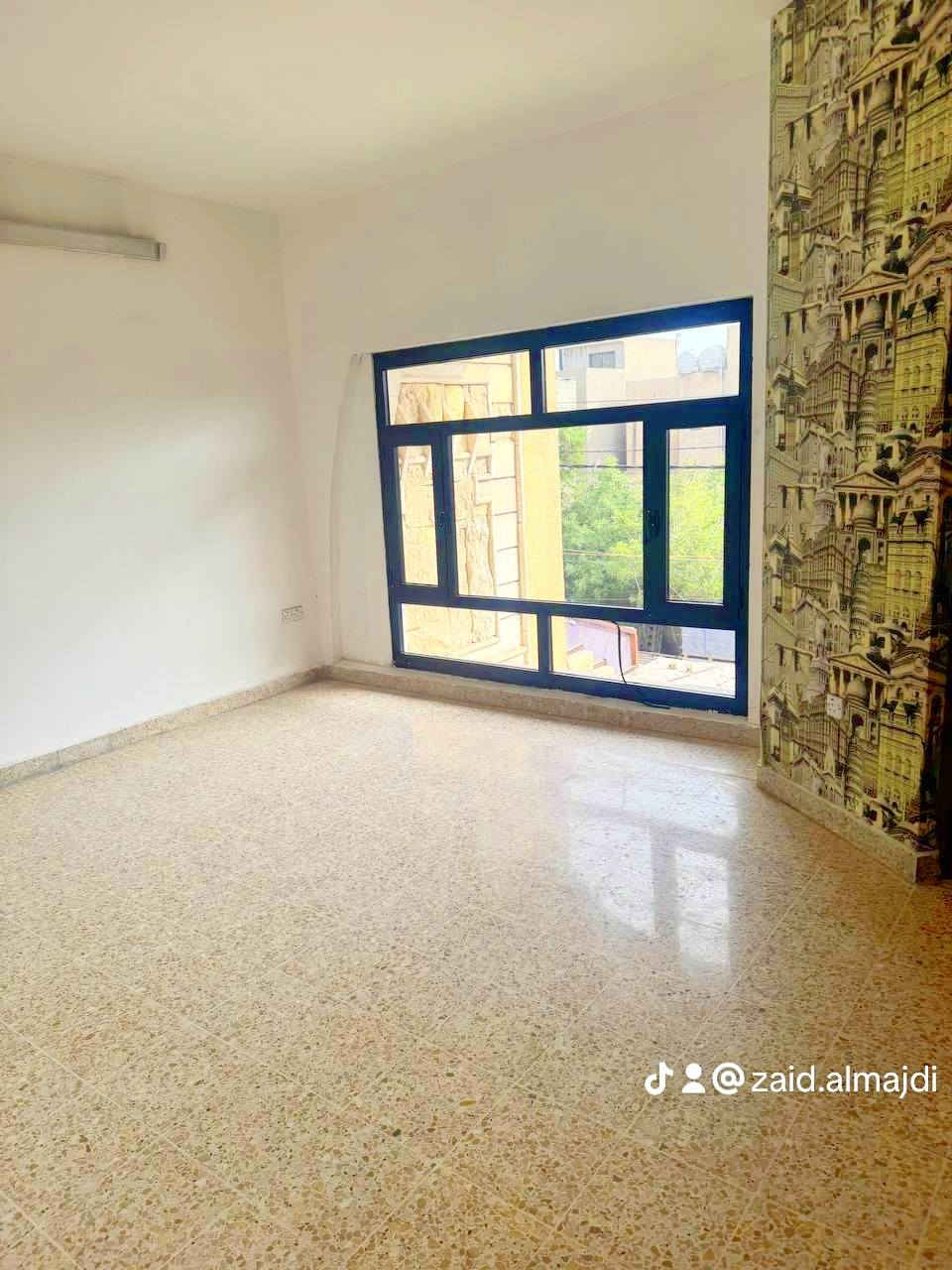 🏡✨ منزل مميز للبيع ✨🏡
📍 قرب جسر البنوك – الضباط
موقع راقٍ وهادئ جدًا، مناسب للسكن العائلي
📐 التفاصيل:
▪️ المساحة: 105 م²
▪️ الجبهة: 5.25 م
▪️ النزال: 20 م
▪️ المنزل فارغ حاليًا وجاهز للتسليم
🏠 مواصفات المنزل:
🛏️ ثلاث غرف نوم سويتات
🛋️ صالة مريحة
🍽️ مطبخ
حيطان مستقله كلشي مفصول ماء كهرباء 
🚗 جراج سيارة
🌿 مميزات إضافية:
✅ لا يوجد مقابل البيت ( جار )
✅ موقع هادئ جدًا
✅ قريب من الخدمات والأسواق
📞 للمعلومات والمعاينة:
الاتصال مباشرة *********** زيد الماجدي 
السعر 380 مليون
❓ تحب تسكن بمكان هادئ وقريب من كل شيء؟
📩 راسلنا الآن ولا تفوت الفرصة
