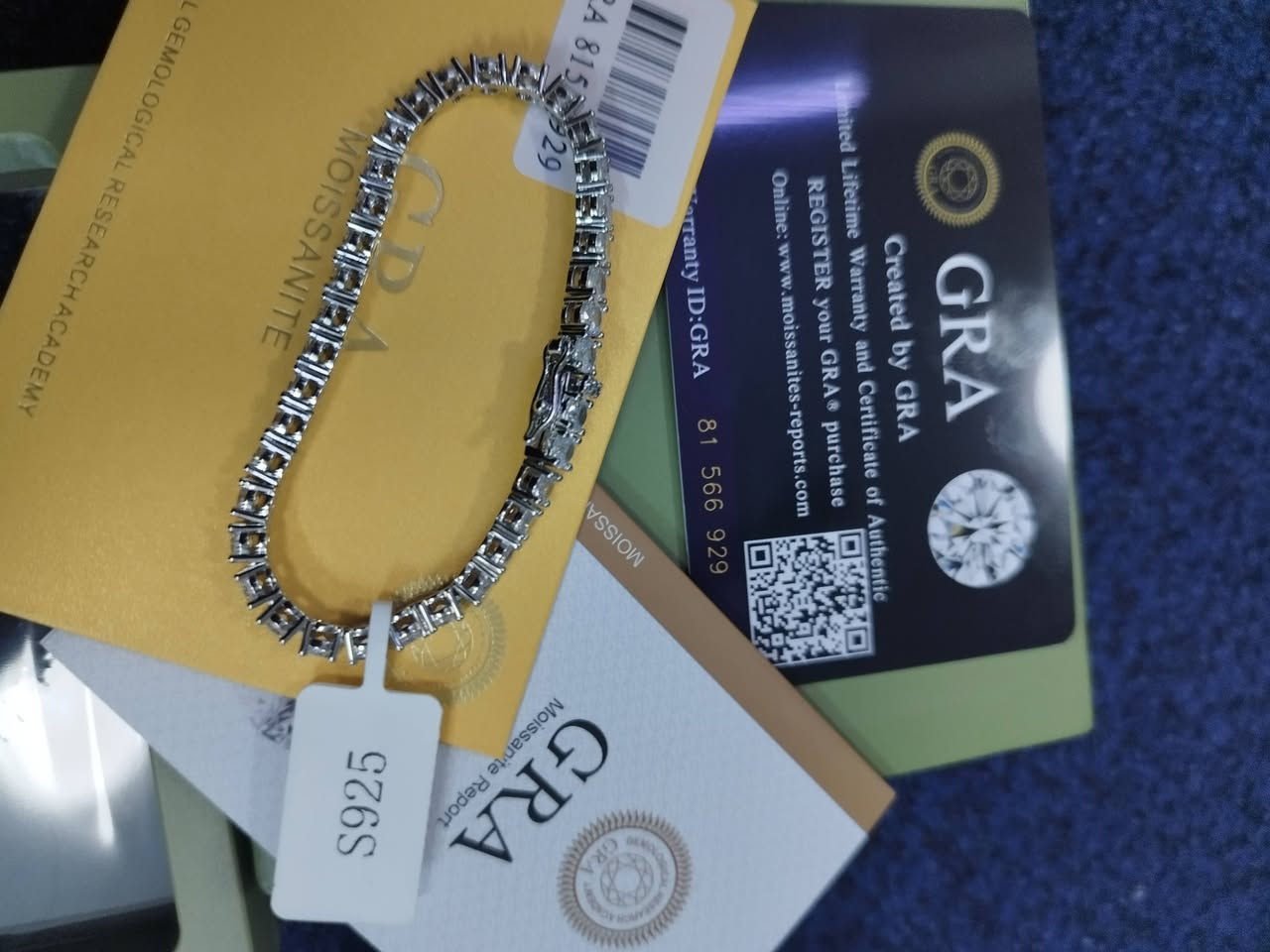 سلام عليكم متوفر سوار فضه 925 مع كامل محتوياته شهادة وفحص مجوهرات الاتصال على رقم  *********** ملاحظه يلبس ايد ناعمه أو اطفال من عمر 5 إلى 12
