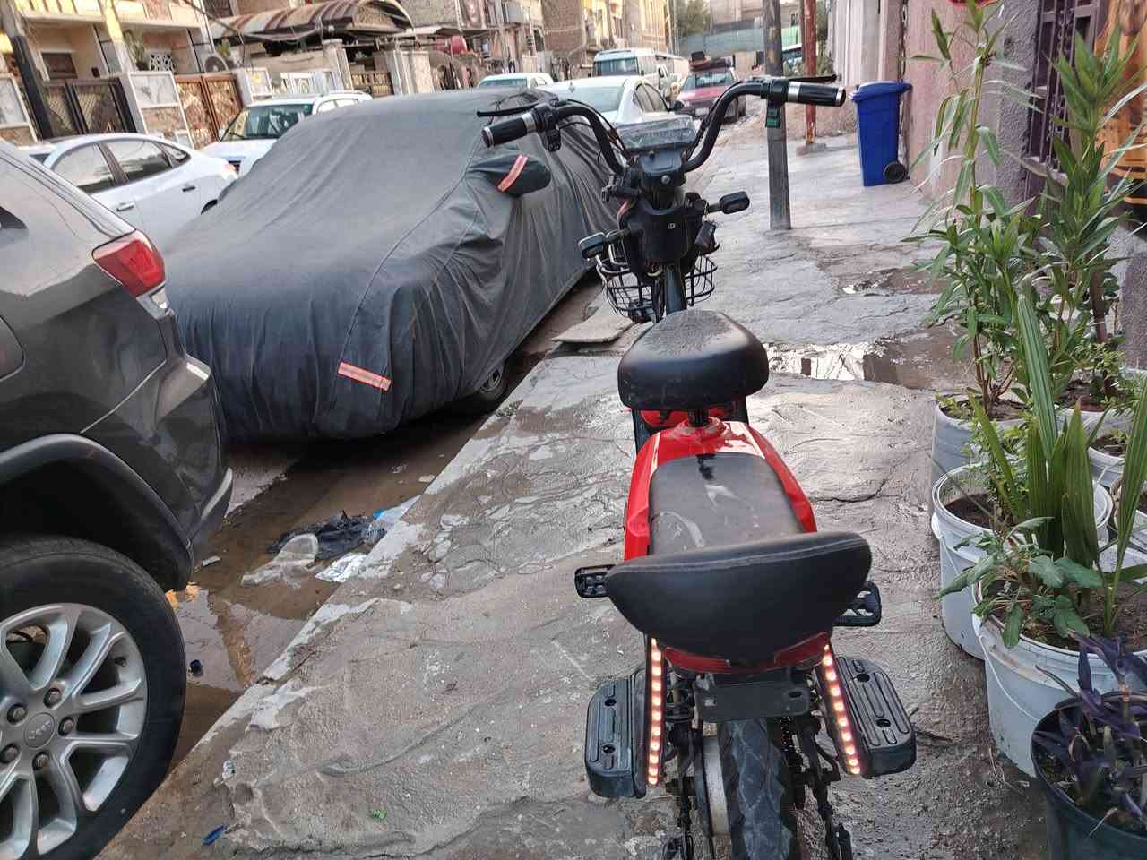 دراجة شحن لون أحمر حجم ٢٠ his بيهة أربع بطاريات وبيهة نشرة صغيرة خلفية تايرات جوبلس وياهة شاحنة وبيهة مثبت سرعة  بيها بايدر مثل البايسكل واجنحة لوضع القدم عليها وتحتوي على مقعدين السرعة الحقيقية ٥٠ بيهة تجي على شكل سويج وبصمة وكارت بنفس الوقت واكو سويج احتياطي وبصمة احتياطية وكارت احتياطي وبملف يصل إلى ١٠٠٠ واط للاستفسار والتواصل *********** وبي واتساب السعر 425 ألف و المكان بغداد / الشعب / شارع الصحة / خلف المحكمة
