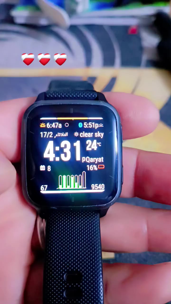 ساعة Garmin Venu Sq 2 خياراً ممتازاً للجمع بين الأناقة والوظائف الرياضية المتقدمة. إليك تفاصيل مواصفاتها وإجابة سؤالك حول دعم الاتصال:
يمكنك:
استقبال التنبيهات: عرض الإشعارات، الرسائل، والمكالمات الواردة من هاتفك الذكي.
الردود النصية: إرسال ردود نصية سريعة ومعدة مسبقاً (لمستخدمي أندرويد فقط).
أبرز مواصفات Garmin Venu Sq 2:
الشاشة: من نوع AMOLED ساطعة مقاس 1.41 بوصة، توفر ألواناً حيوية ووضوحاً عالياً حتى تحت أشعة الشمس.
البطارية: قوية جداً تدوم حتى 11 يوماً في وضع الساعة الذكية، وحتى 26 ساعة عند تشغيل نظام GPS بشكل مستمر.
مراقبة الصحة:
قياس معدل ضربات القلب من المعصم على مدار الساعة.
تتبع مستويات الطاقة في الجسم (Body Battery).
مراقبة جودة النوم المتقدمة وتتبع التوتر والدورة الشهرية.
مستشعر تشبع الأكسجين في الدم (Pulse Ox).
الرياضة واللياقة: تضم أكثر من 25 تطبيقاً رياضياً محملاً مسبقاً (للجري، السباحة، ركوب الدراجات، التنس، وغيرها).
المتانة: الشاشة محمية بزجاج Corning Gorilla Glass 3، وإطار من الألومنيوم خفيف الوزن، مع مقاومة للماء حتى عمق 50 متراً.
التوافق: تعمل بسلاسة مع هواتف iPhone و Android.
تدعم خرائط العراق واللغه العربي 
نظافة 99 متواجد على الخاص


**إذا كنت صاحب هذا الإعلان وتريد حذفه لأي سبب، رجاءا أرسل رسالة إلى الدعم الفني**